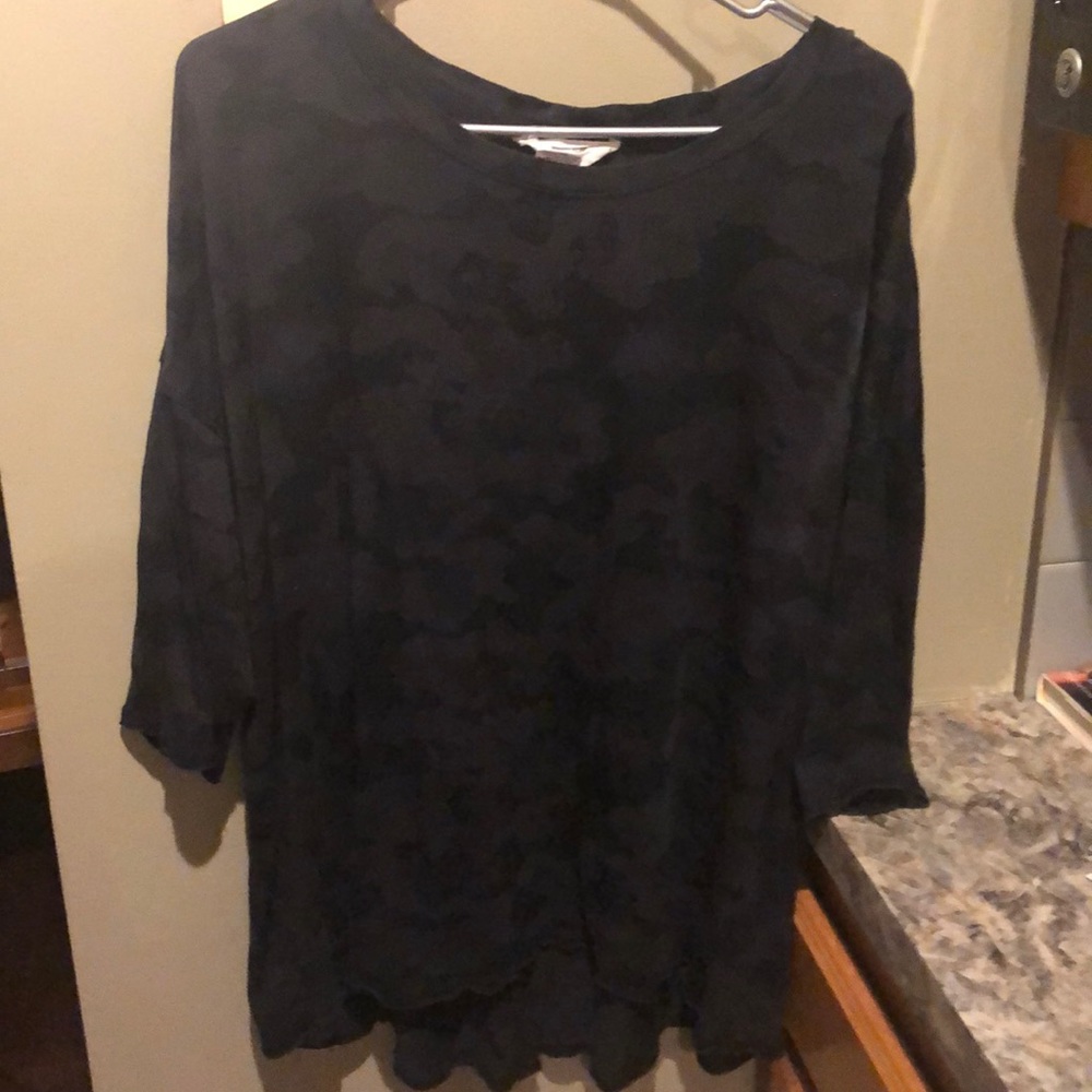 Women’s shirt camo color sz 2X